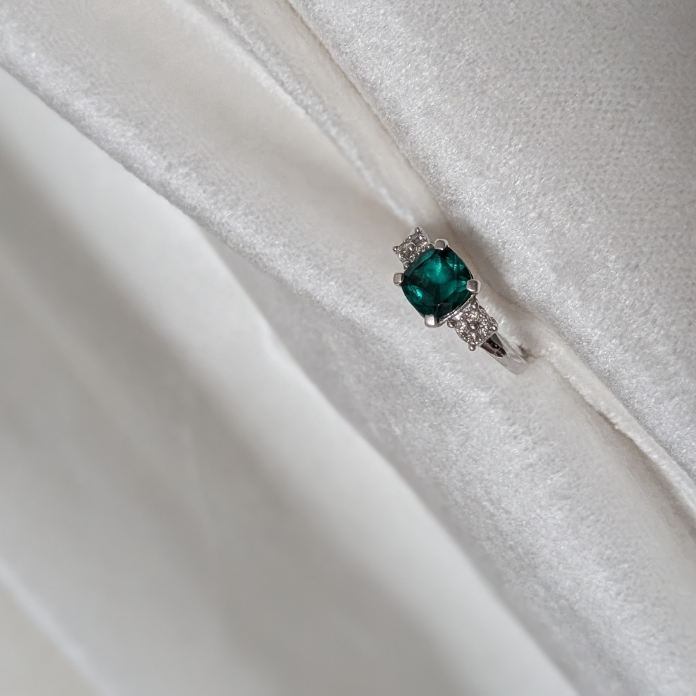 Emerald And Diamond White Gold Ring - Picture 11 of 13